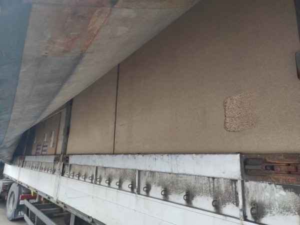 В Мядининкае белорусский дальнобойщик бросил фуру с контрабандой почти на миллион евро и сбежал