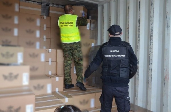 В Польше задержана крупнейшая в истории партия контрабандных сигарет из Беларуси