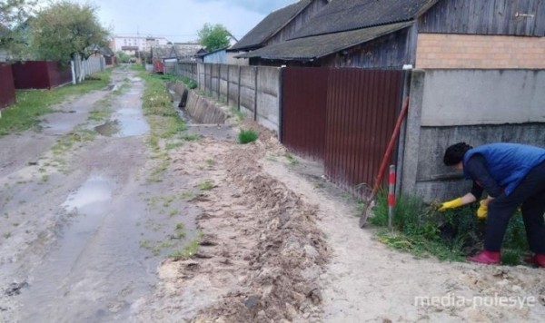 В центре Столина народ возводит дамбы