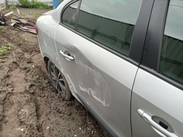 «Шум был такой на улице, что слышно было даже в соседнем доме». Renault снес забор и влетел в дом в Барановичах