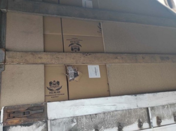 В Мядининкае белорусский дальнобойщик бросил фуру с контрабандой почти на миллион евро и сбежал