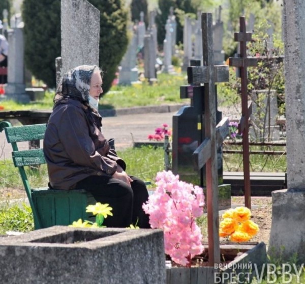 Жители Бреста на Радуницу пришли почтить память родных и близких. Фоторепортаж