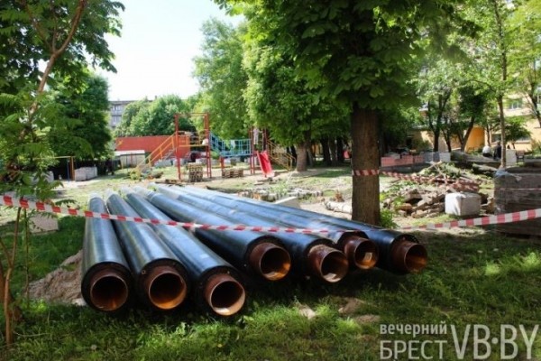В Бресте у перекрестка Машерова – Шевченко срезали деревья В Бресте у перекрестка Машерова – Шевченко срезали деревья