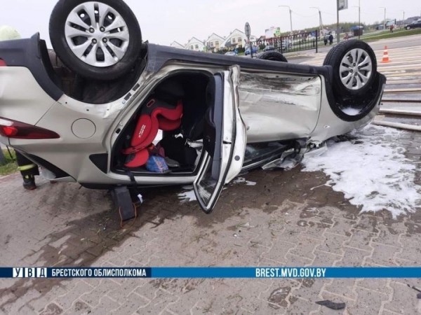 На въезде в Брест перевернулся автомобиль, в котором находился трехлетний ребёнок На въезде в Брест перевернулся автомобиль, в котором находился трехлетний ребёнок