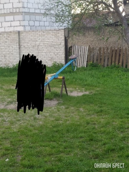 Вот в таком плачевном состоянии находится детская площадка
             
                Вот в таком плачевном состоянии находится детская площадка