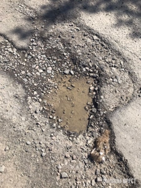 На Коммерческой в Бресте возле АЗС «Лукойл». Эти ямы здесь уже давно
             
                На Коммерческой в Бресте возле АЗС «Лукойл». Эти ямы здесь уже давно