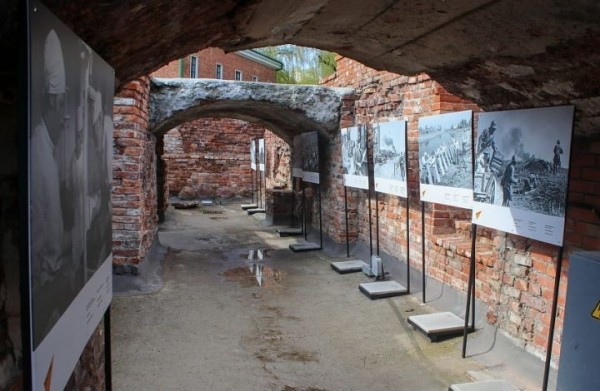 В руинах Белого дворца Брестской крепости открылась фотовыставка