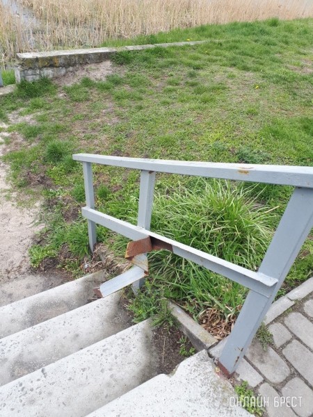 В Бресте недалеко от Евроопта есть пруд, на спуске к нему повреждены перила. Довольно опасно, если вовремя не заметить
             
                В Бресте недалеко от Евроопта есть пруд, на спуске к нему повреждены перила. Довольно опасно, если вовремя не заметить