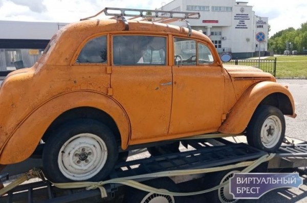 Смотрите, какой раритет стоит в Бресте у МРЭО ГАИ
             
                Смотрите, какой раритет стоит в Бресте у МРЭО ГАИ