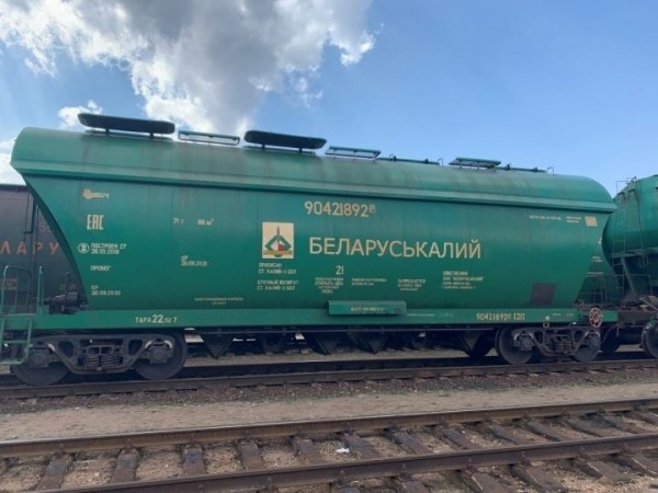 В Литве нашли белорусские сигареты на более чем 100 тыс. евро в вагоне с удобрениями