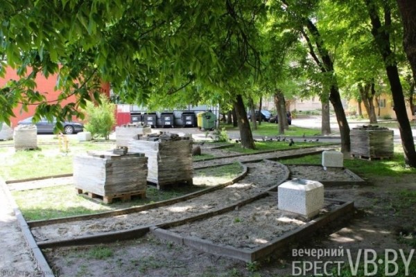В Бресте у перекрестка Машерова – Шевченко срезали деревья В Бресте у перекрестка Машерова – Шевченко срезали деревья