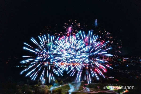 Праздничный салют в Бресте. Фото и видео
Праздничный салют в Бресте. Фото и видео