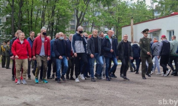 140 призывников из Брестчины отправились к месту своей срочной службы