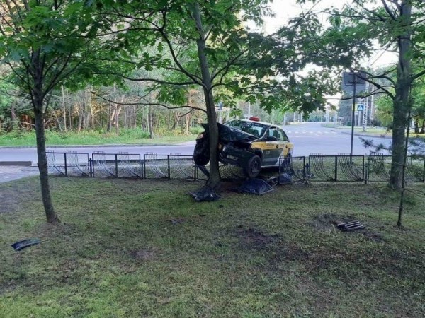 В Бресте водитель такси врезался в забор В Бресте водитель такси врезался в забор