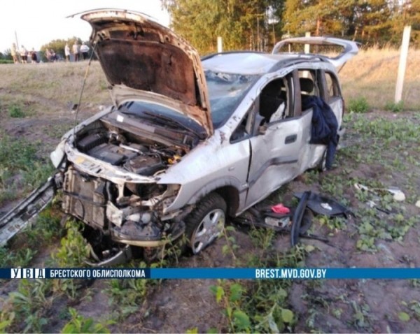 На Брестчине водитель легковушки не рассчитал со скоростью и угодил у кювет На Брестчине водитель легковушки не рассчитал со скоростью и угодил у кювет