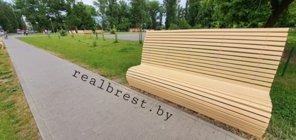 Осторожно! В Бресте на Набережной приступили к покраске лавочек
             
                Осторожно! В Бресте на Набережной приступили к покраске лавочек