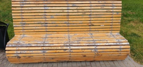 Осторожно! В Бресте на Набережной приступили к покраске лавочек
             
                Осторожно! В Бресте на Набережной приступили к покраске лавочек