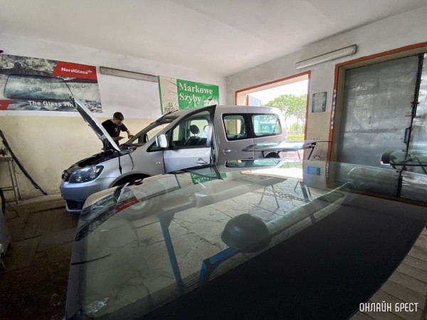 О причинах образования коррозии на рамке лобового стекла автомобиля рассказал директор сервиса по замене автостекол «Протон» в Бресте