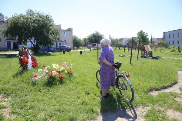 «Приезжаю, чтобы помолиться за этих ребят». Что происходит на месте крушения самолета спустя месяц после трагедии в Барановичах «Приезжаю, чтобы помолиться за этих ребят». Что происходит на месте крушения самолета спустя месяц после трагедии в Барановичах