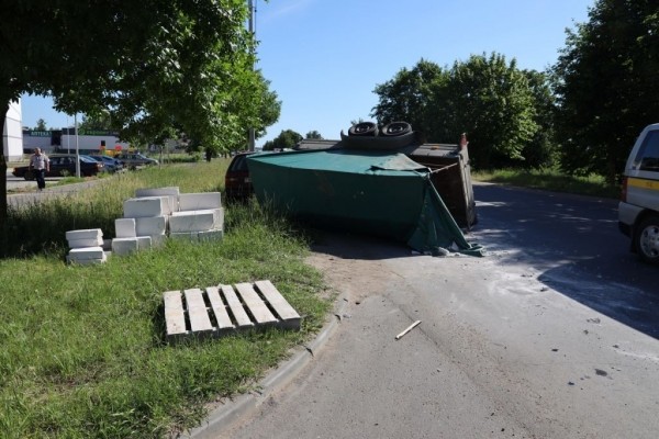 Прицеп с блоками перевернулся в Барановичах