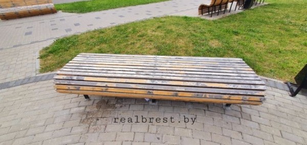 Осторожно! В Бресте на Набережной приступили к покраске лавочек
             
                Осторожно! В Бресте на Набережной приступили к покраске лавочек