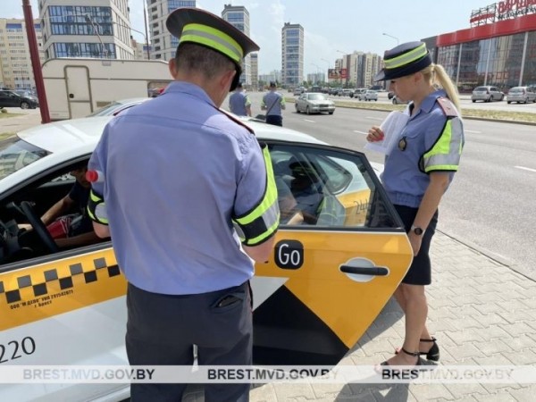 В Бресте сотрудники ГАИ останавливали такси и маршрутки. Зачем? В Бресте сотрудники ГАИ останавливали такси и маршрутки. Зачем?