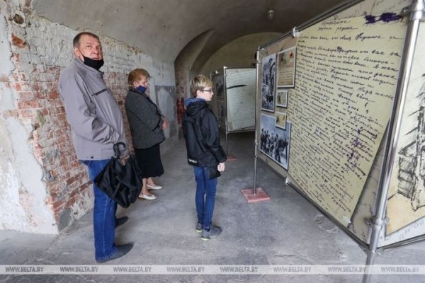 Фотовыставка «Судьбы, сложенные в треугольник» проходит в Брестской крепости Фотовыставка «Судьбы, сложенные в треугольник» проходит в Брестской крепости
