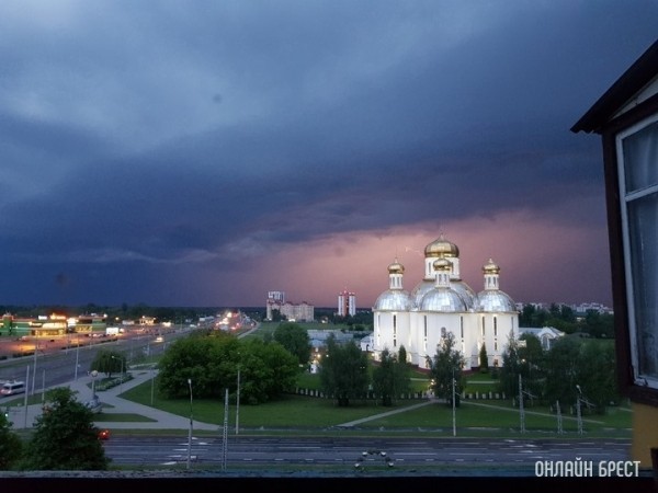 В Брестской области 26 июня объявлен оранжевый уровень: сильные ливни, гроза, шквалистый ветер В Брестской области 26 июня объявлен оранжевый уровень: сильные ливни, гроза, шквалистый ветер