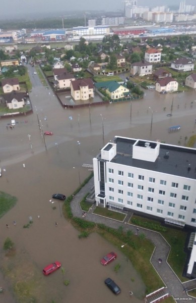 Фотофакт. В Минске людей вывозят на лодках