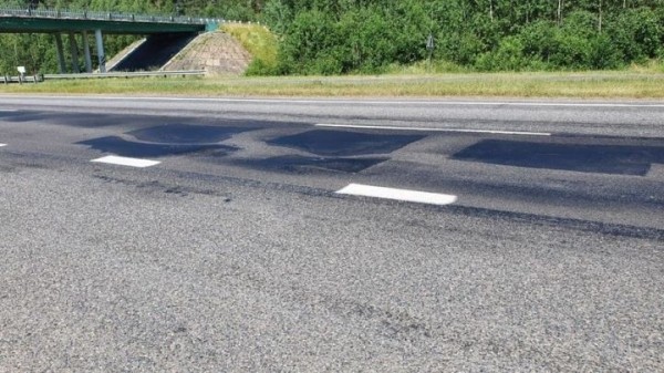 Из-за наезда на яму на M1 опрокинулась фура
