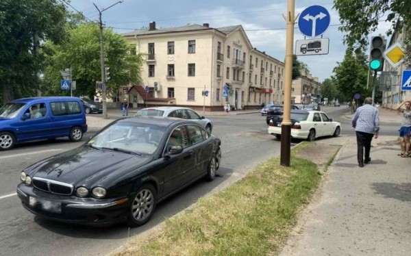 «Скорая» спровоцировала аварию в центре Барановичей «Скорая» спровоцировала аварию в центре Барановичей