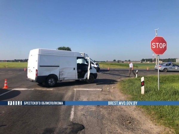 Два Форда Транзит столкнулись на трассе в Брестской области