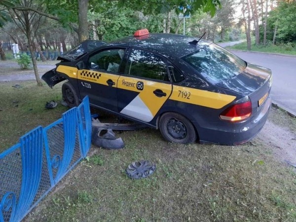 В Бресте водитель такси врезался в забор В Бресте водитель такси врезался в забор