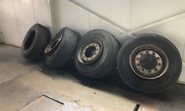 Белорус вез в колесах своего грузовика 7600 пачек сигарет Белорус вез в колесах своего грузовика 7600 пачек сигарет