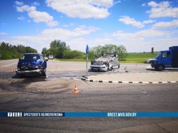 В Брестской области автомобиль перевернулся на крышу в результате ДТП В Брестской области автомобиль перевернулся на крышу в результате ДТП