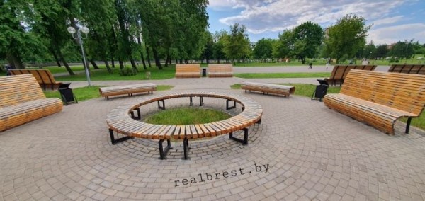 Осторожно! В Бресте на Набережной приступили к покраске лавочек
             
                Осторожно! В Бресте на Набережной приступили к покраске лавочек