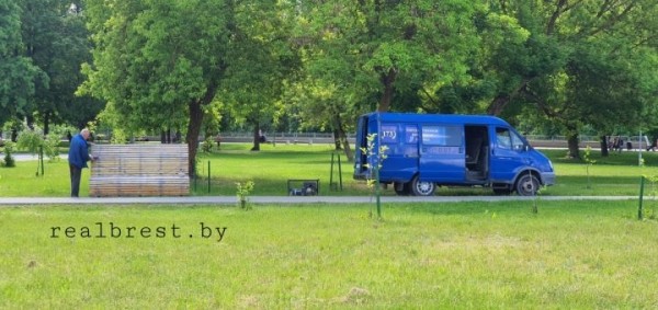 Осторожно! В Бресте на Набережной приступили к покраске лавочек
             
                Осторожно! В Бресте на Набережной приступили к покраске лавочек