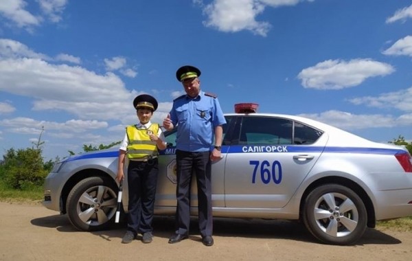 Мальчик в форме ГИБДД останавливает машины, а водители ему подыгрывают. ГАИ нашла парня Мальчик в форме ГИБДД останавливает машины, а водители ему подыгрывают. ГАИ нашла парня