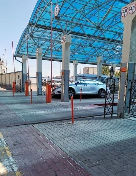 Автомобиль ГАИ провалился в смотровую яму в Барановичах Автомобиль ГАИ провалился в смотровую яму в Барановичах