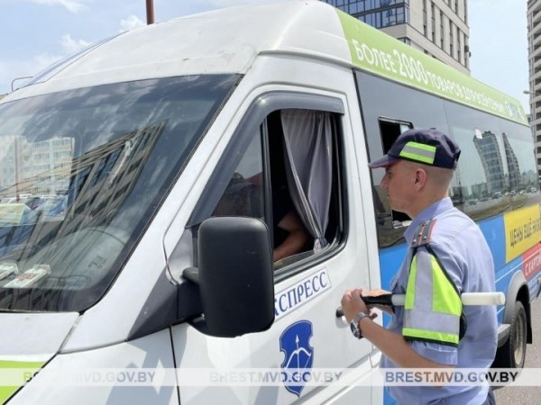 В Бресте сотрудники ГАИ останавливали такси и маршрутки. Зачем? В Бресте сотрудники ГАИ останавливали такси и маршрутки. Зачем?