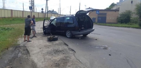 У автомобиля на ходу вырвало левую стойку. Авто занесло на встречку, что привело к боковому столкновению со встречным автомобилем
             
                У автомобиля на ходу вырвало левую стойку. Авто занесло на встречку, что привело к боковому столкновению со встречным автомобилем