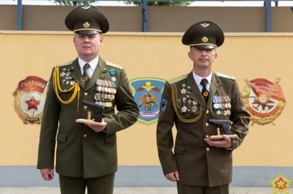 Министр обороны наградил брестских десантников