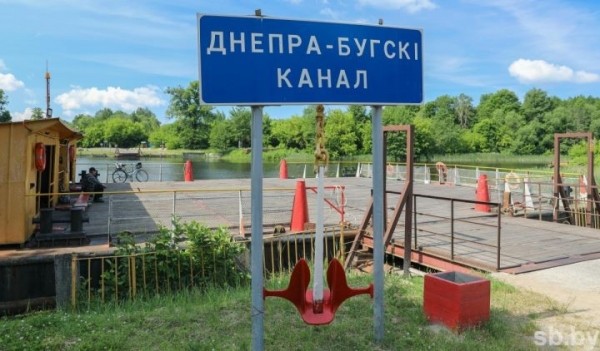 Как маленький паром в Брестской области соединяет два больших берега