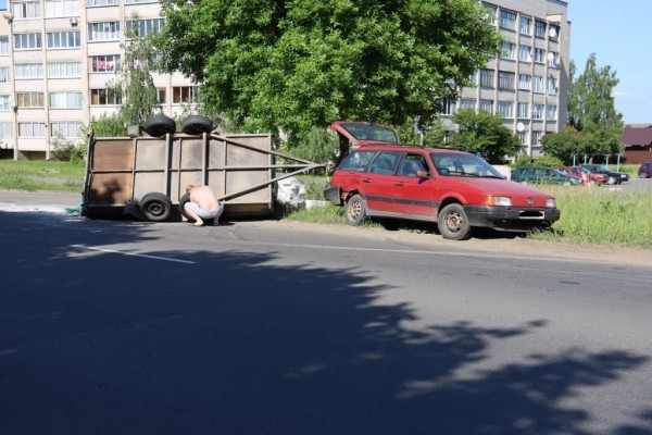 Прицеп с блоками перевернулся в Барановичах