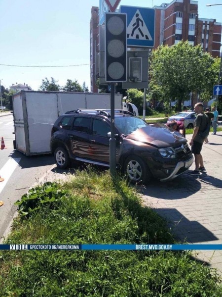 Желание проехать на красный привело к ДТП. В ГАИ рассказали подробности столкновения Renault с Ford Желание проехать на красный привело к ДТП. В ГАИ рассказали подробности столкновения Renault с Ford