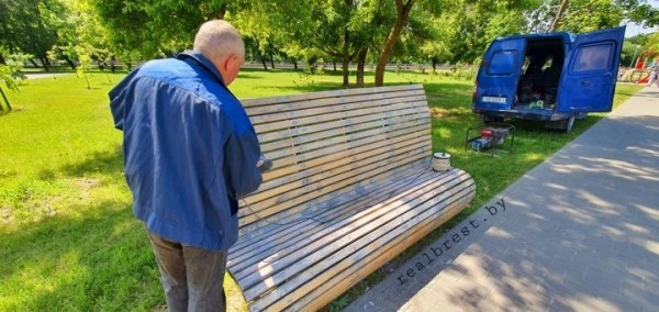 Осторожно! В Бресте на Набережной приступили к покраске лавочек
             
                Осторожно! В Бресте на Набережной приступили к покраске лавочек
