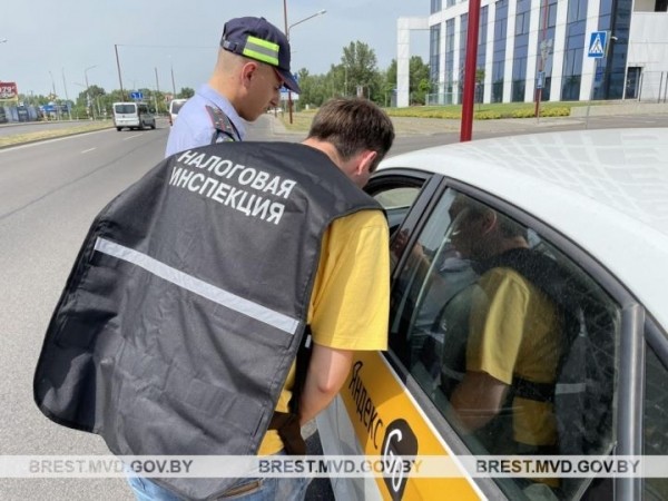 В Бресте сотрудники ГАИ останавливали такси и маршрутки. Зачем? В Бресте сотрудники ГАИ останавливали такси и маршрутки. Зачем?