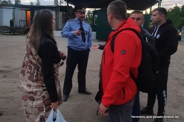 Белорусских туристов не впустили в Россию. Они устроили «забастовку» в автобусе Белорусских туристов не впустили в Россию. Они устроили «забастовку» в автобусе