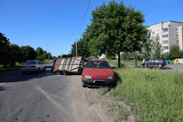 Прицеп с блоками перевернулся в Барановичах