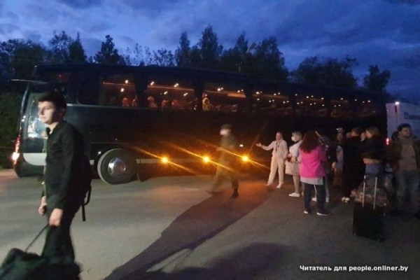Белорусских туристов не впустили в Россию. Они устроили «забастовку» в автобусе Белорусских туристов не впустили в Россию. Они устроили «забастовку» в автобусе